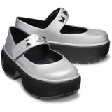 Zuecos Crocs modelo Stomp Metallic Mary Jane, color gris plateado con plataforma negra y correa con detalle de tachas piramidales.