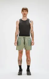 Short de baño verde militar con bolsillos laterales y traseros, cintura elástica con cordón ajustable y calce regular.