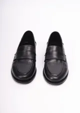 Mocasines negros de cuero con detalle de antifaz y suela plana. Interior con logo de la marca LSF2Y estampado en plateado.