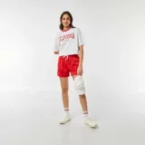 Short deportivo rojo con cintura elástica ajustable con cordón.