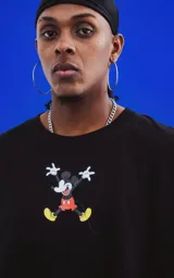 Sudadera negra sin mangas de calce oversize, con estampado de Mickey Mouse con auriculares y motivos musicales.