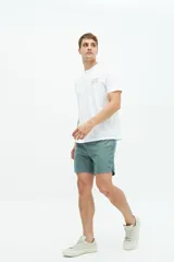 Short de baño liso color azul marino, con cintura elástica ajustable con cordón, dos bolsillos laterales, un bolsillo trasero y logo bordado.