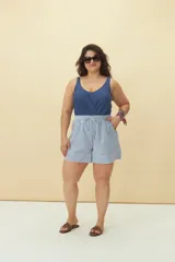 Short a rayas verticales azules y blancas, con cintura elástica.