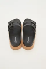 Sandalias negras con plataforma color caramelo y doble tira con hebilla ajustable.