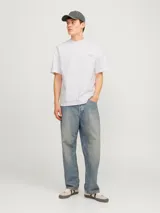 Camiseta blanca de algodón con estampado en la espalda con motivos geométricos y texto en color lila.