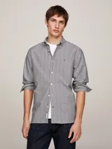 Camisa de hombre Tommy Hilfiger de corte regular, confeccionada en algodón Oxford con estampado de canasta en blanco y negro. Tiene cuello abotonado, puños redondeados con botón y logo bordado en el pecho.