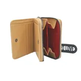 Billetera cuadrada color beige con cierre de cremallera y aplique de labios negros. Incluye llavero con inscripción.