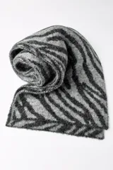Bufanda rectangular de punto con estampado de cebra en tonos grises y negros.