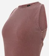 Vestido femenino new midi color rosado, confeccionado en rib de algodón con efecto marmorizado, cuello redondo y sin mangas. Posee textura acanalada y recorte abierto en la espalda.