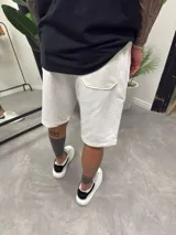 Bermuda deportiva blanca de algodón con logo bordado en la pierna.