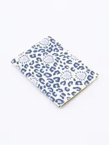 Funda para pasaporte con estampado animal print en tonos lila y gris.