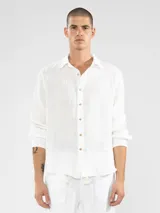 Camisa blanca de lino con botones de coco, calce recto y parche de Polonio.