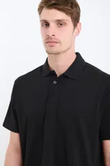 Remera manga corta verde con cuello polo y tapeta con botones.