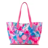 Cartera shopper de símil cuero con diseño multicolor en tonos fucsia, celeste y blanco. Tiene acceso abierto, un bolsillo interno con cierre, asas fijas y herrajes plateados.