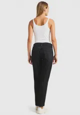 Pantalón de jean negro, de corte recto y tiro medio.