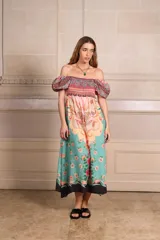 Vestido midi con estampado floral mexicano, escote off-shoulder con elástico y mangas abullonadas.