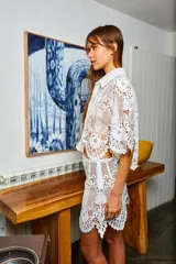 Camisa corta blanca de encaje floral, corte holgado y mangas 3/4.