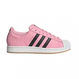 Zapatillas Adidas Superstar edición especial Messi, color rosa con las tres tiras laterales en negro y detalles en blanco en la puntera y la suela.