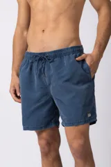 Short de baño azul con cintura elastizada y cordón ajustable. Posee bolsillos laterales y un pequeño logo en la pierna derecha.