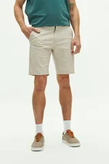 Bermuda de gabardina azul marino con logo bordado, bolsillos laterales y traseros, cierre con cremallera y botón, y presillas para cinturón.