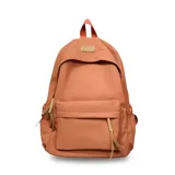 Mochila de tela color salmón con bolsillo frontal con cierre, bolsillos laterales con elástico y bolsillo trasero con cierre. Tiene correas acolchadas y cómodas.