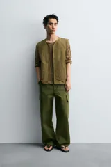 Camiseta verde militar de manga larga, corte holgado y cuello redondo.