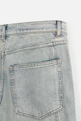 Pantalón relaxed fit confeccionado en denim de algodón celeste con efecto lavado. Cuenta con bolsillos frontales, traseros de plastrón y bolsillos multifunción en las perneras. El bajo es ajustable con trabilla. Cierre frontal con cremallera y botón.