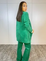 Blazer verde de pana con corte entallado, terminaciones prolijas, bolsillos funcionales y hombreras sutiles.