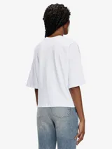 Camiseta Diesel color crudo de corte cuadrado, con cuello redondo y logo ovalado bordado en rojo.