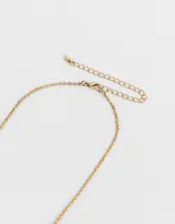 Collar corto dorado con cadena de eslabones y dijes de corazones con strass color rosa.