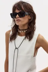 Vestido midi blanco de lino, sin mangas y corte recto.