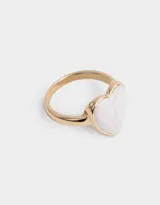 Anillo plateado con forma de corazón y detalle de esmalte blanco con efecto marmolado.