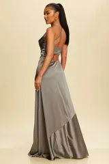 Vestido largo de satén color champagne, con breteles finos y escote drapeado con detalle de tachas doradas. Presenta tajo lateral alto.