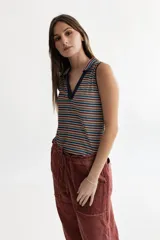 Remera sin mangas con cuello polo y escote en V, con estampado de rayas horizontales en tonos azul, rojo, amarillo y blanco.