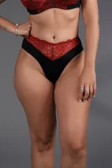 Bombacha de tiro alto negra con puntilla elastizada roja y fundillo de algodón.
