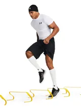 Remera de compresión blanca Under Armour HeatGear de manga corta con logo negro en el pecho y en la banda para el pelo.