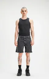 Bermuda de denim rígido, color negro lavado (acid wash), de cinco bolsillos y corte regular, con ruedo desflecado.
