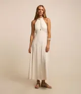 Vestido midi evasé color blanco, confeccionado en viscosa con foil. Presenta cuello halter trenzado, sisa americana y espalda descubierta.