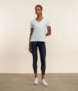 Remera deportiva color verde salvia, de manga corta y escote en V. Confeccionada en microfibra con orificios para facilitar la transpiración.