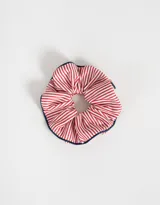 Maxi scrunchie de tela con rayas rojas y blancas, con borde azul marino.