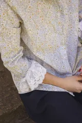 Camisa estampada de lino con botones de nácar y puntilla de algodón en los puños.