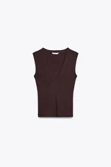 Camiseta negra de corte ajustado (slim fit) con escote pico pronunciado y manga sisa.