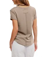 Remera color beige de corte recto y mangas cortas.