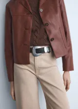 Jeans de tiro alto con diseño culotte y corte wide leg. Presentan un acabado con bajo deshilachado, cierre de cremallera con botón y bolsillos traseros de parche.