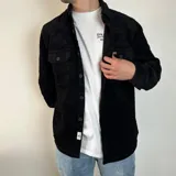 Sobrecamisa color crema de pana con cuello clásico, cierre frontal con botones negros, dos bolsillos de parche en el pecho con solapa abotonada y puños abotonados.