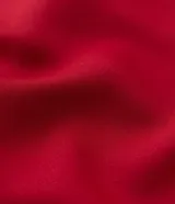 Vestido midi plus size de tela satinada color rojo, con breteles anchos, escote drapeado, cierre por cremallera en la espalda y pollera cruzada.