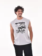 Musculosa gris con estampado de auto clásico y texto en negro.