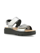 Sandalias plateadas con plataforma negra, tiras anchas con ajuste de velcro y plantilla de cuero.