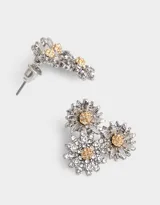Par de aros colgantes cortos con tres flores de metal plateado y centro dorado con cierre de tope a presión.
