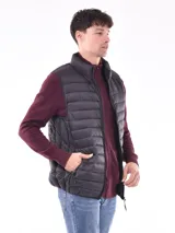 Chaleco negro acolchado con cierre frontal.